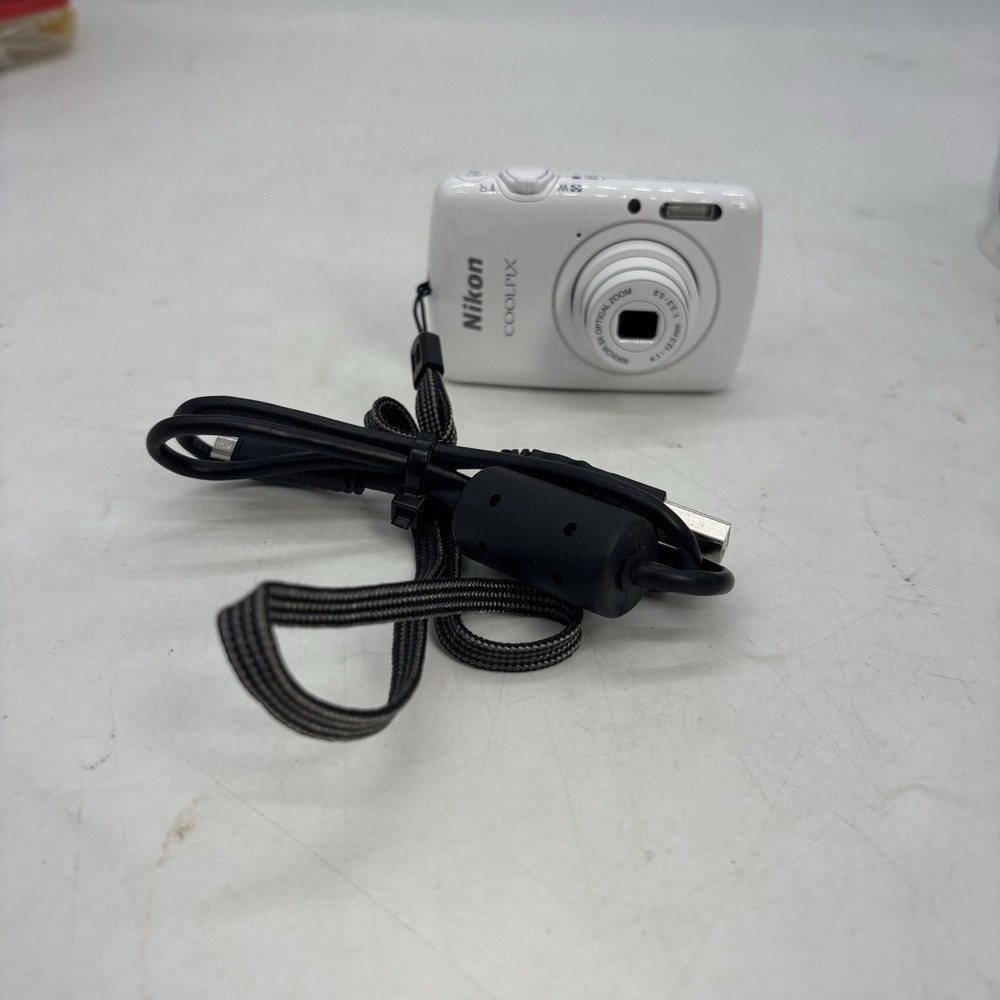 Nikon COOLPIX S01 White Digital Camera 10.1 MP 3x Zoom 1/2.9-inch CCD 7.3 GB